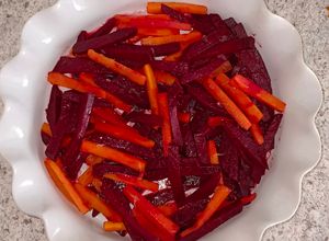 Una foto de Ensalada de betabel y zanahoria