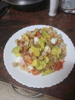 Una foto de Ensalada de pasta completa con vinagreta de orégano