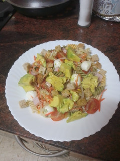 Una foto de Ensalada de pasta completa con vinagreta de orégano