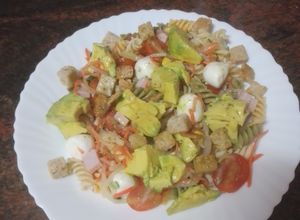 Foto principal de Ensalada de pasta completa con vinagreta de orégano