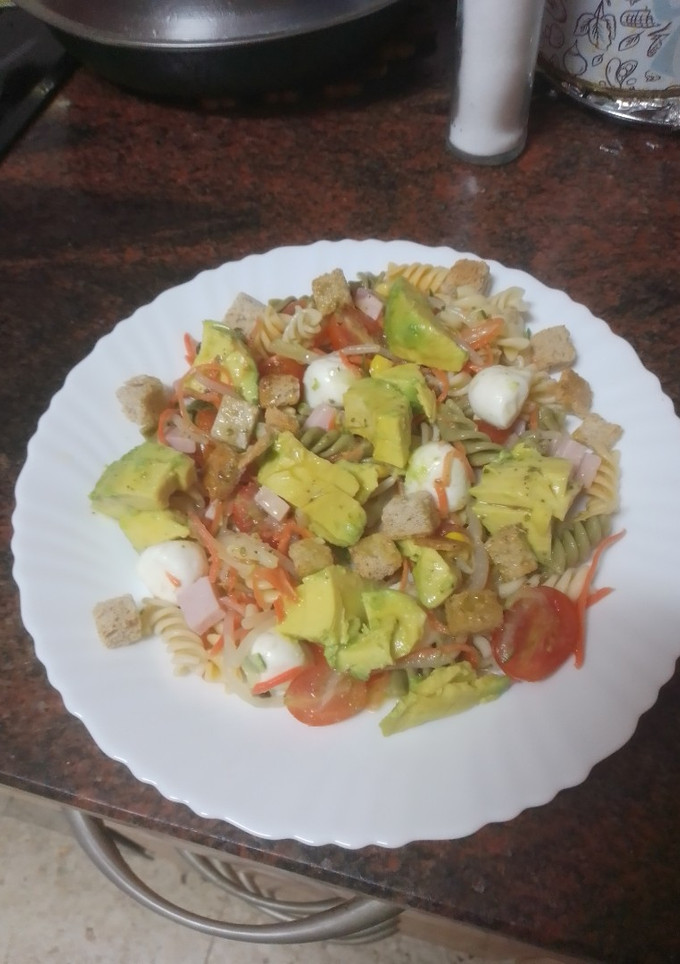 Una foto de Ensalada de pasta completa con vinagreta de orégano