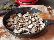 Una foto de champiñones tocineta