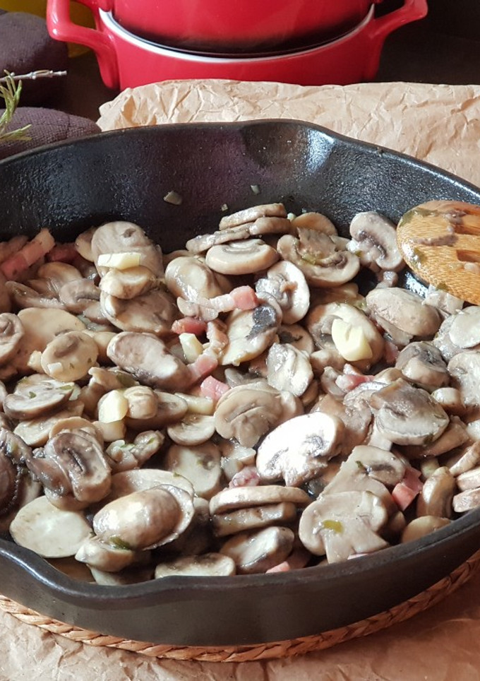 Una foto de Champiñones salteados con bacon o panceta ahumada