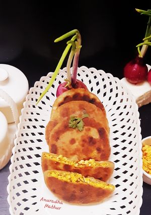 स्ट्फ पनीर बन पराठा (Stuff paneer ban paratha recipe in hindi) रेसिपी मुख्य फोटो