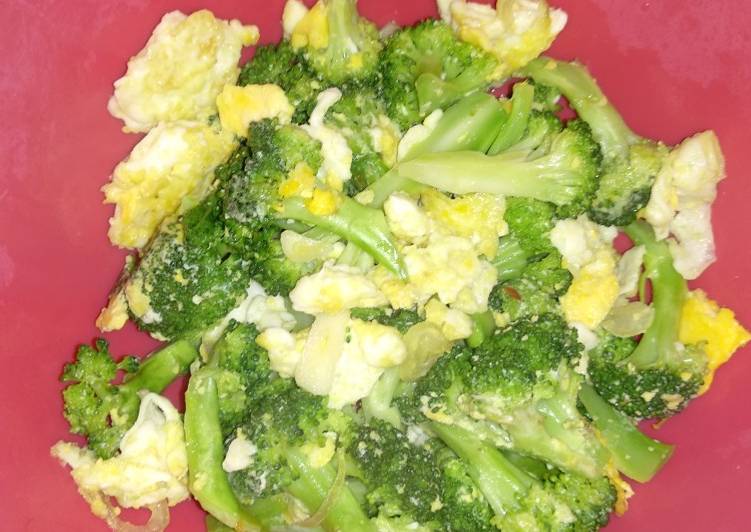 Cara memasak Brokoli tumis telur orak arik Lezat