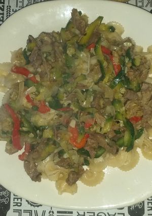 Una foto de Fideos con carne zapallitos y verduras