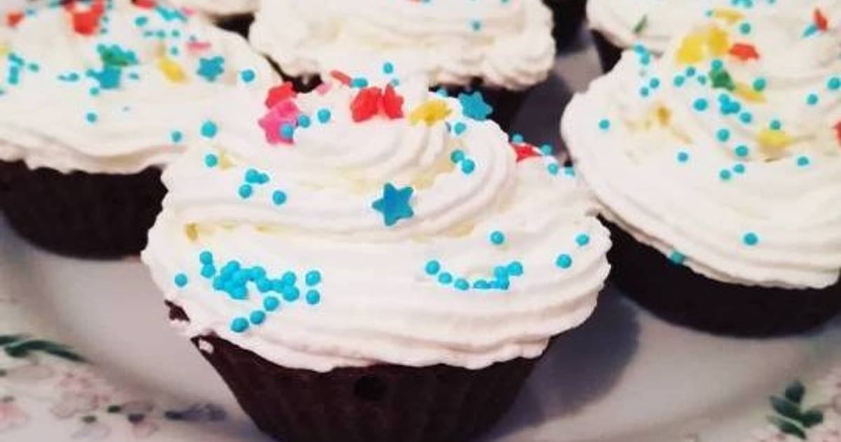 капкейк с фигурой маршмеллоу. шоколадный кекс в кружке. красивый капкейк. шоколадный кекс в микроволновке в кружке. капкейк.