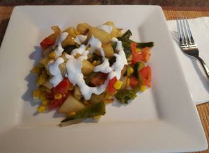 Una foto de Papas blancas con rajas de poblano y granos de elote
