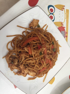 Una foto de Tallarines con pollo y verduras
