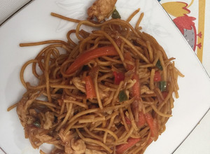 Foto principal de Tallarines con pollo y verduras