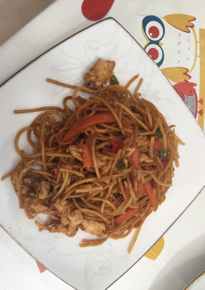 Una foto de Tallarines con pollo y verduras