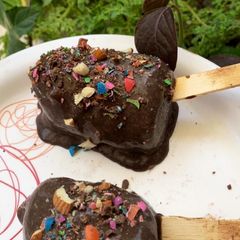 A picture of Chocolate pop stick.