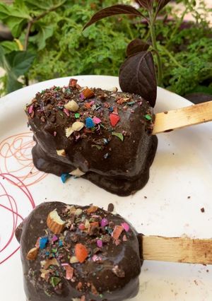 A picture of Chocolate pop stick.