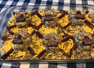 Une photo de Gratin « skull » aux céréales,gendarmes,champignons et cheddar