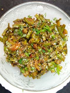स्वादिष्ट गवार भाजी (gawar bhaji recipe in marathi) रेसिपी चे मुख्य फोटो 