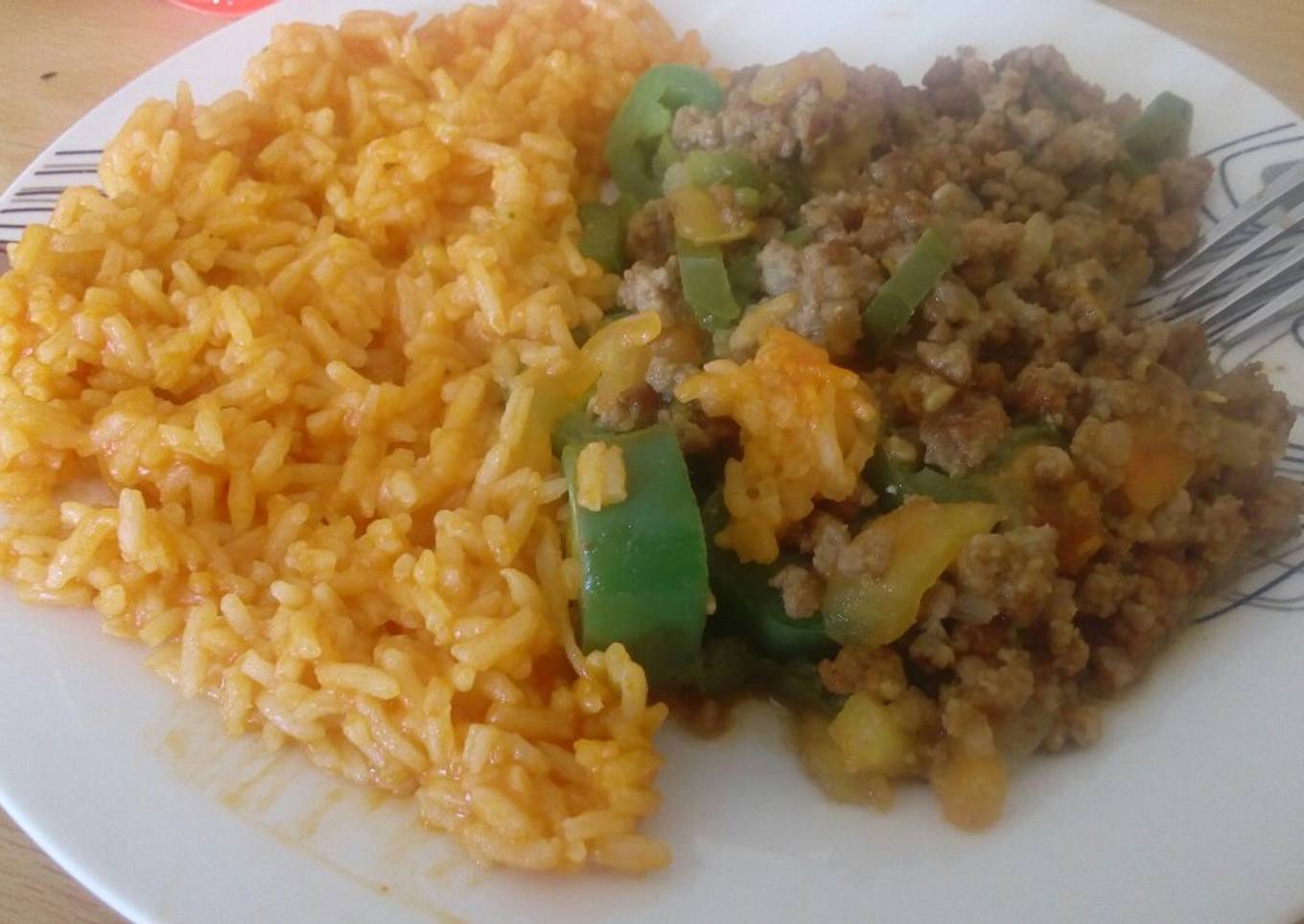 Carne molida con arroz rojo