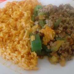 Una foto de Carne molida con arroz rojo