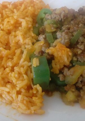 Una foto de Carne molida con arroz rojo