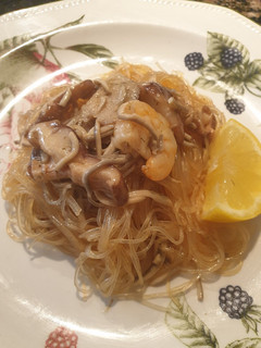Una foto de Vermicelli con gambas, gulas y setas shiitake