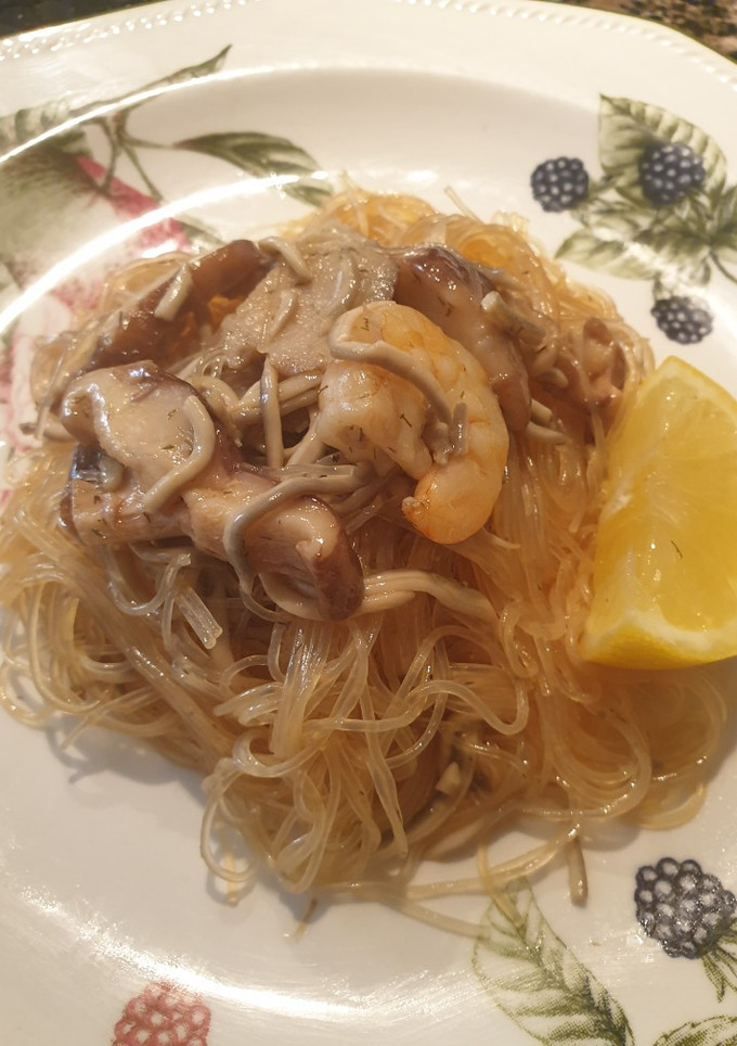 Una foto de Vermicelli con gambas, gulas y setas shiitake