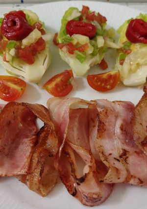 Una foto de Bacon a la plancha y ensalada de cogollos