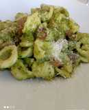 Orecchiette pugliese con pesto di basilico e speck croccante