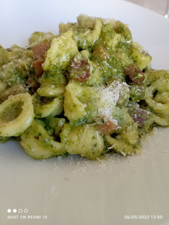 Foto di Orecchiette pugliese con pesto di basilico e speck croccante