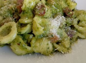 Foto di Orecchiette pugliese con pesto di basilico e speck croccante
