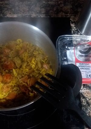 Una foto de Fideuá con embutido variado