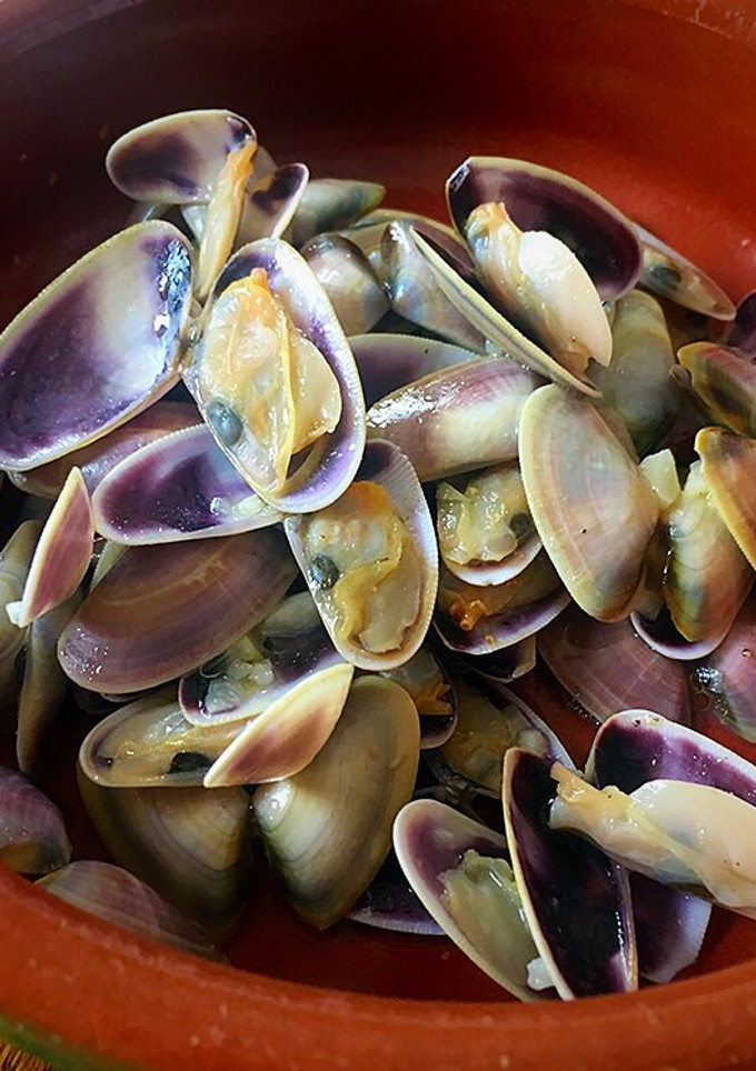 Una foto de Coquinas al ajillo