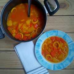 รูปของ Guiso de patatas, fideos y calamares
