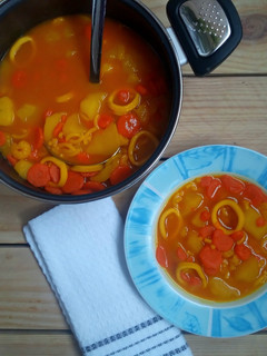 Una foto de Guiso de patatas, fideos y calamares