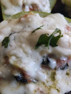 Una foto de Chayotes rellenos con chuleta de cerdo, acelgas y papas