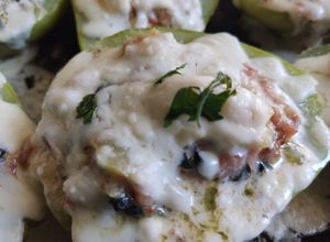 Una foto de Chayotes rellenos con chuleta de cerdo, acelgas y papas