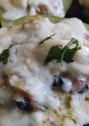 Una foto de Chayotes rellenos con chuleta de cerdo, acelgas y papas