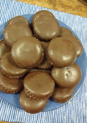 Una foto de Alfajorcitos de vainilla con dulce de leche bañados en chocolate