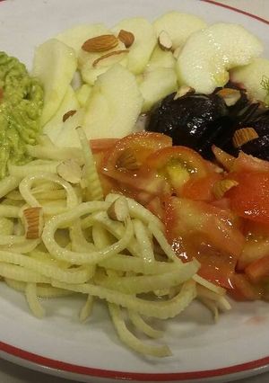 Una foto de Vianda para oficina 0 - ensalada de pollo, manzana, palta