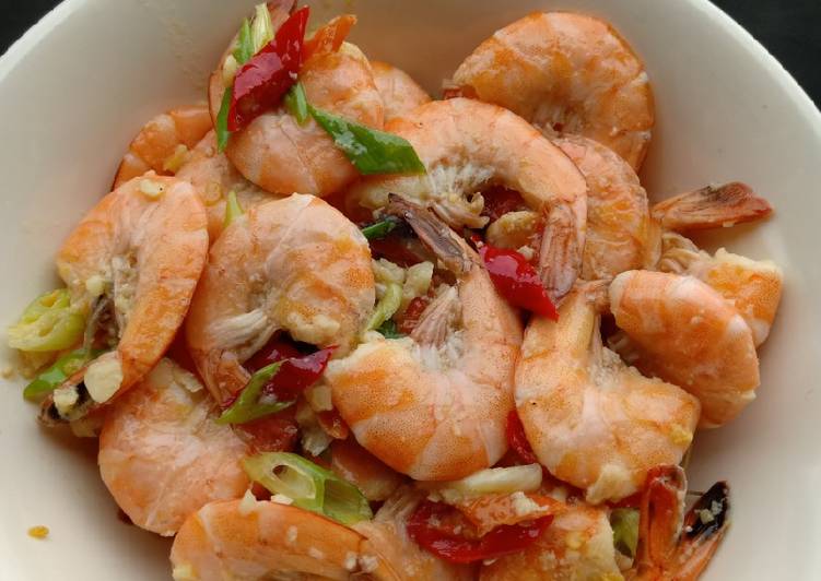 Proses mengolah Spicy garlic prawn yang Lezat