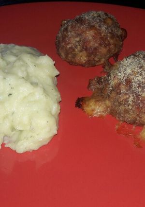 Una foto de Bombas de carne con puré