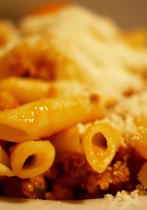 Una foto de Macarrones a la boloñesa de salchichas