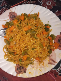 वेजिटेबल मैगी(Vegetable maggi recipe in hindi) रेसिपी मुख्य फोटो