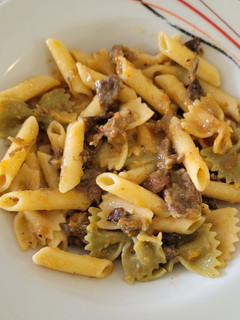 Una foto de Pasta de aprovechamiento, con salsa de carne, en un plis plas