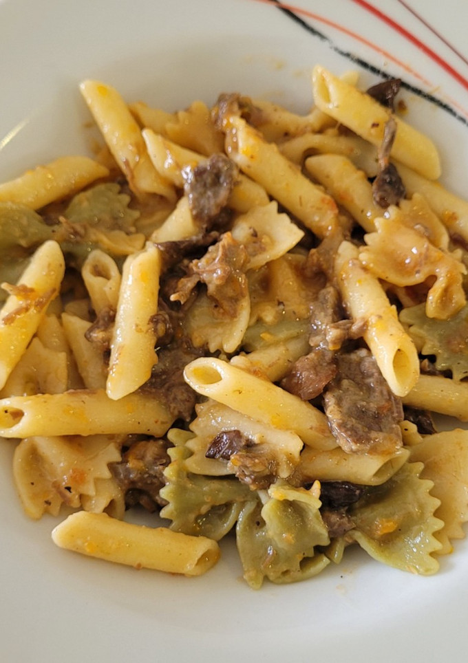 Una foto de Pasta de aprovechamiento, con salsa de carne, en un plis plas