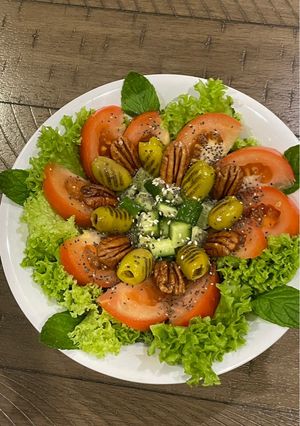صورة لوصفة سلطة الزيتون المشوي بالجوز 🫒🤎