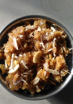 A picture of Jaggery rava halwa.