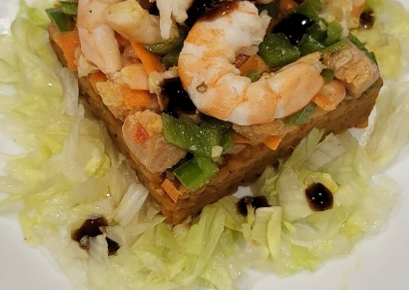 Ensalada de lenteja roja, salmón y langostinos
