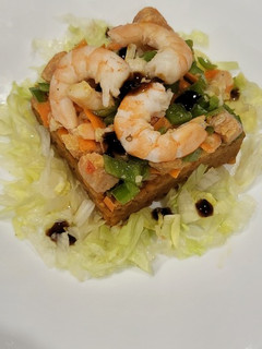 Una foto de Ensalada de lenteja roja, salmón y langostinos