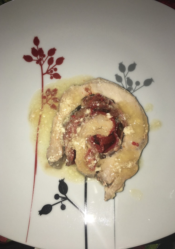 Una foto de Rollo de lomo con jamón y piquillos