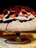 Pavlova z frużeliną jagodową, bitą śmietaną i owocami