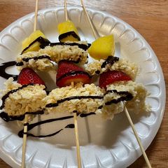 A picture of Rice Krispy treat “pinchos” or shish kabobs.